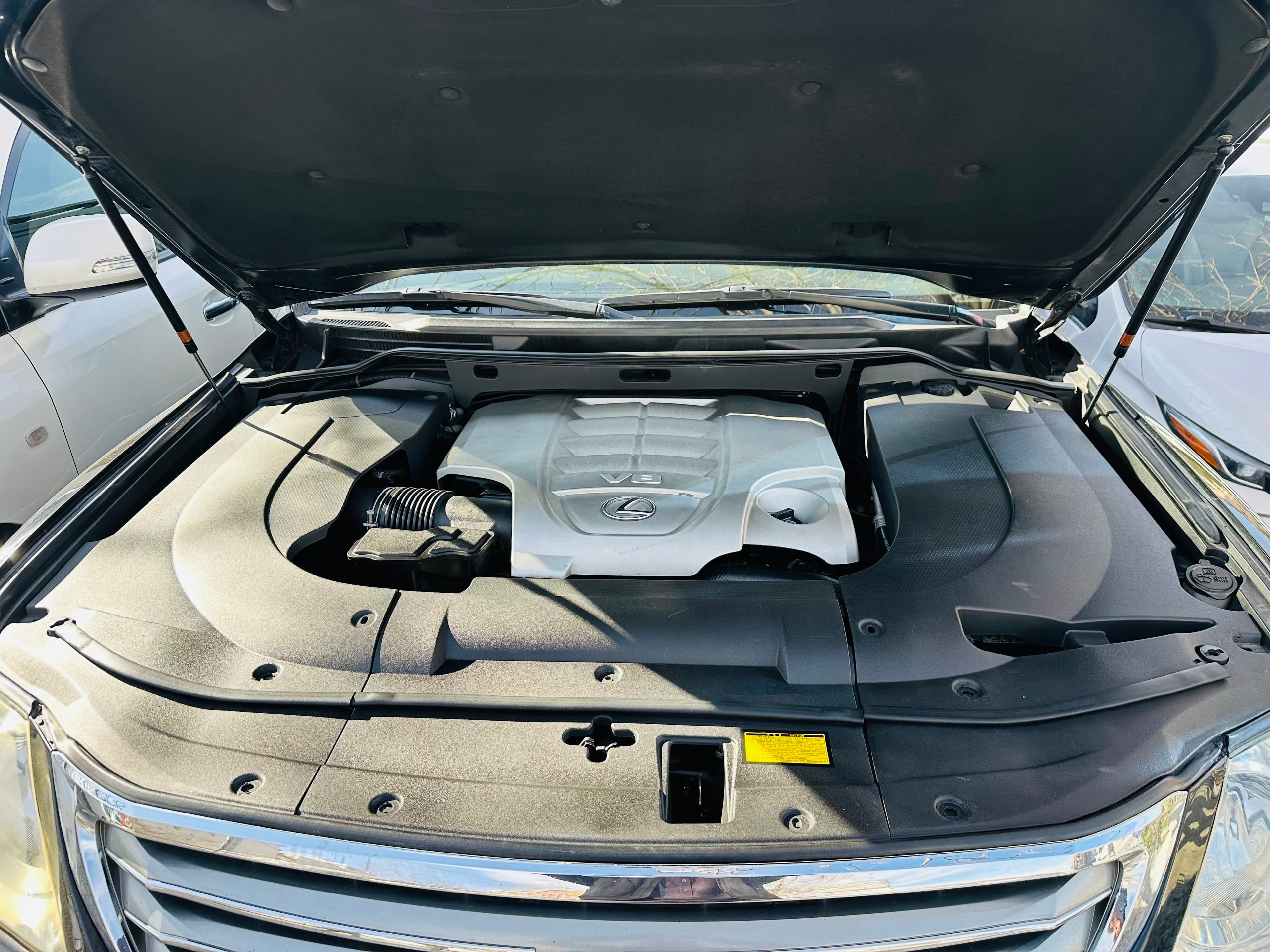 Lexus  LX 2010